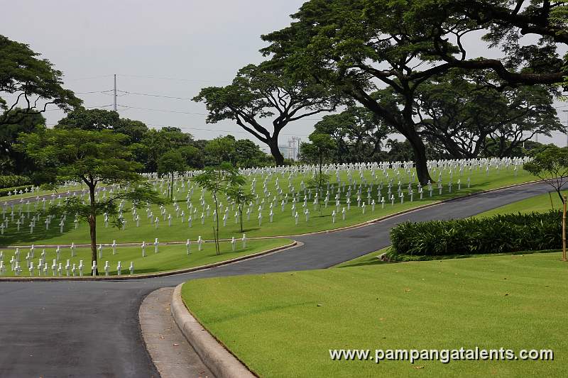 Grave area sorrounded by tropical trees.