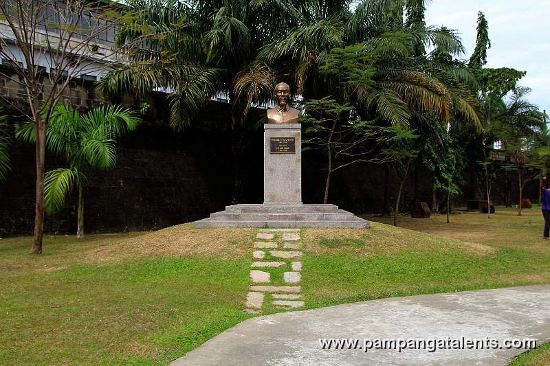 Ho Chin Minh Statue in Puerta del Parian