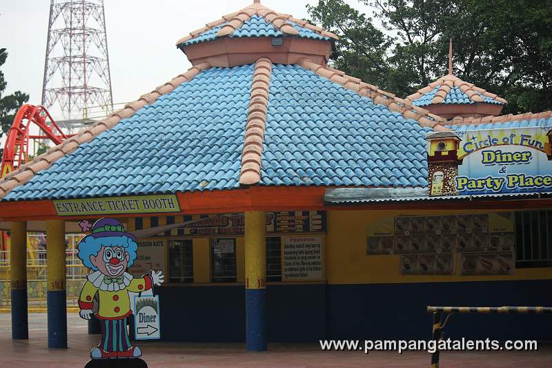 Circle of Fun Entrance Ticket Booth with Height Indicator for 3 feet and below for Free Entrance.