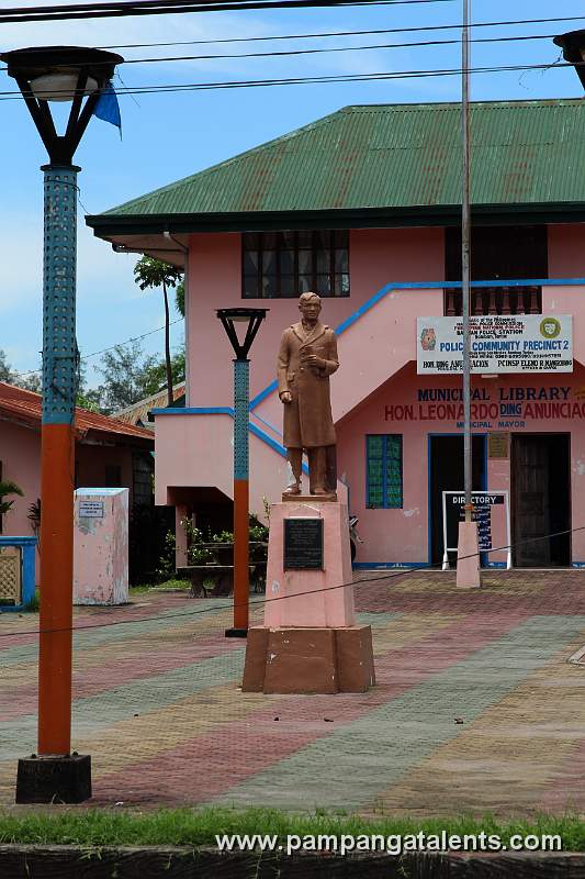 Dr. Jose Rizal Statue at Muncipal Libbary